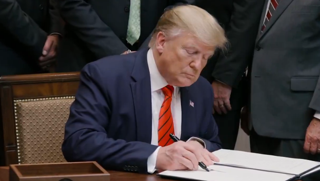 Трамп знову заборонив суднам РФ швартуватись в США